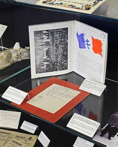 Détail d’une vitrine d’exposition présentant des lettres et photographies