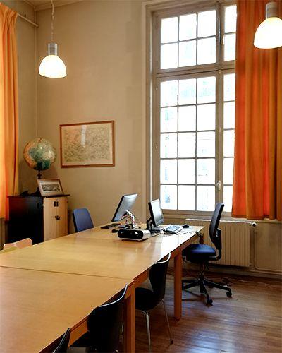 La salle de réunion de la bibliothèque de géographie