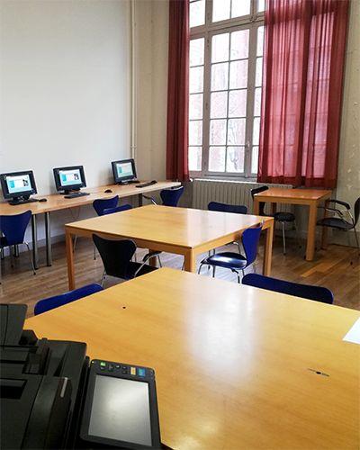 La salle de travail en groupe de la bibliothèque de géographie