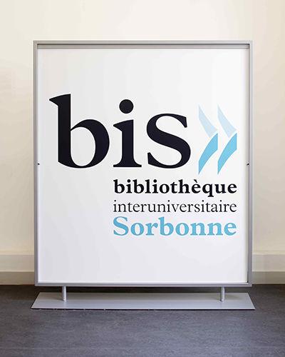 Grand panneau présentant le logo de la BIS