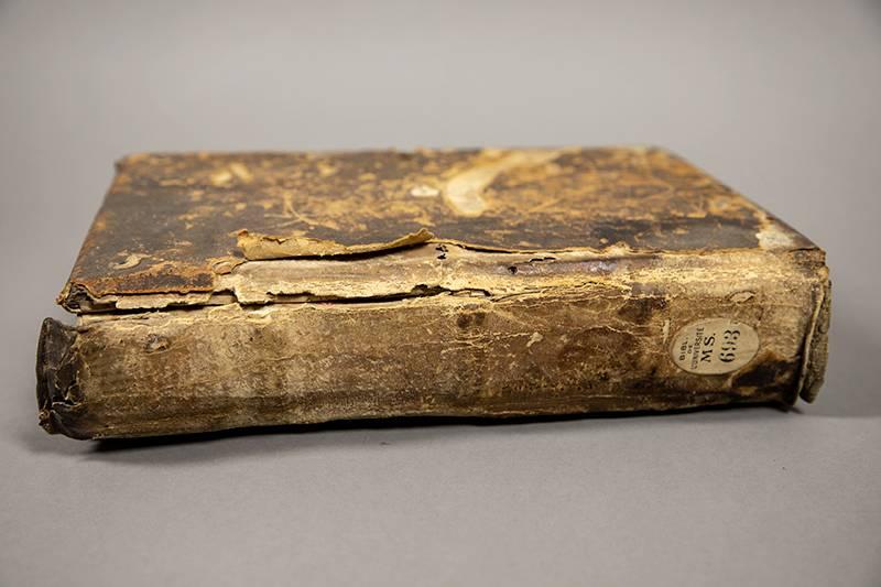 Livre à la reliure abîmée