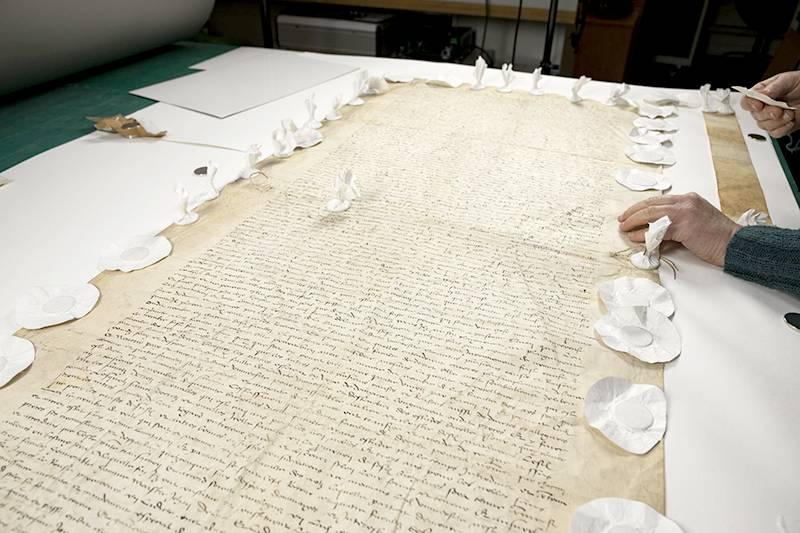 Restauration d’une pièce d’archive