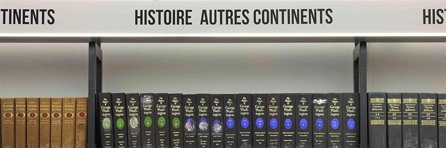 Étagères de livres d’histoire