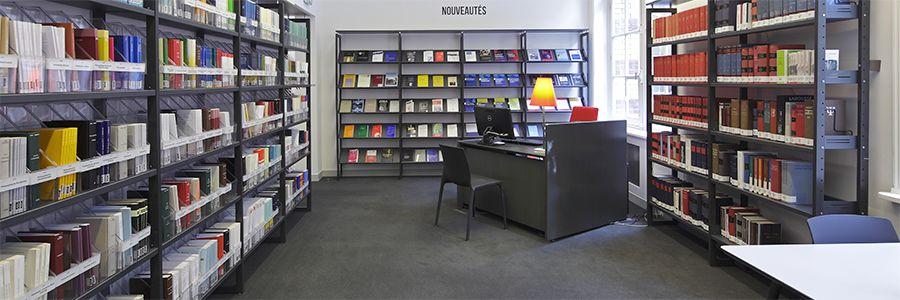 Salle avec étagères de revues et nouveautés en philosophie