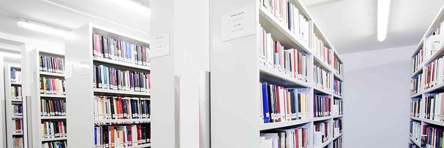 Etagères de livres sur plusieurs rangées