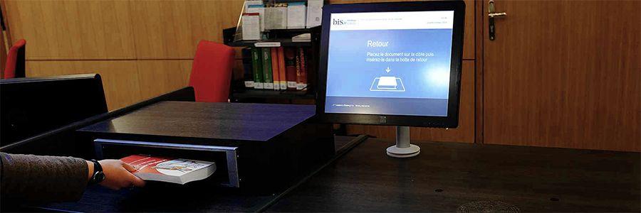 Machine automatique de retour des documents dans le hall d’accueil de la BIS