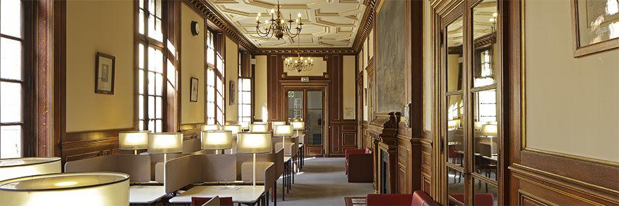 Salle en longueur avec tables individuelles équipées de lampes
