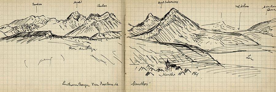 Carnet ouvert sur un dessin de paysage de montagne à l’encre noire