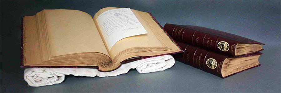 Trois volumes de correspondance reliée, dont un ouvert